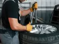 Jak zdjąć oponę z felgi domowym sposobem? Poradnik krok po kroku