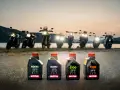 Cztery butelki oleju Motul do motocykla: NGEN5, NGEN7, 5100 i 7100, stoją na drodze o zachodzie słońca, za nimi widać rzędem motocykle.