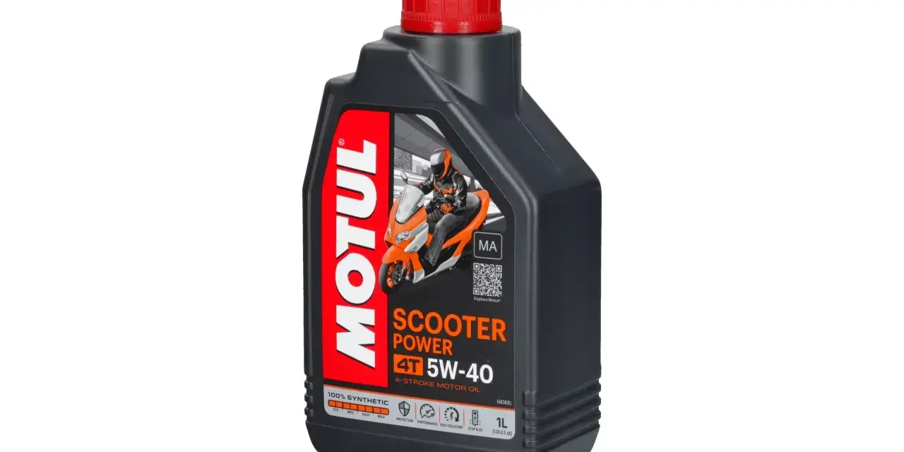 Czarna butelka oleju Motul Scooter Power 4T 5W-40 z czerwonym korkiem i grafiką skutera.