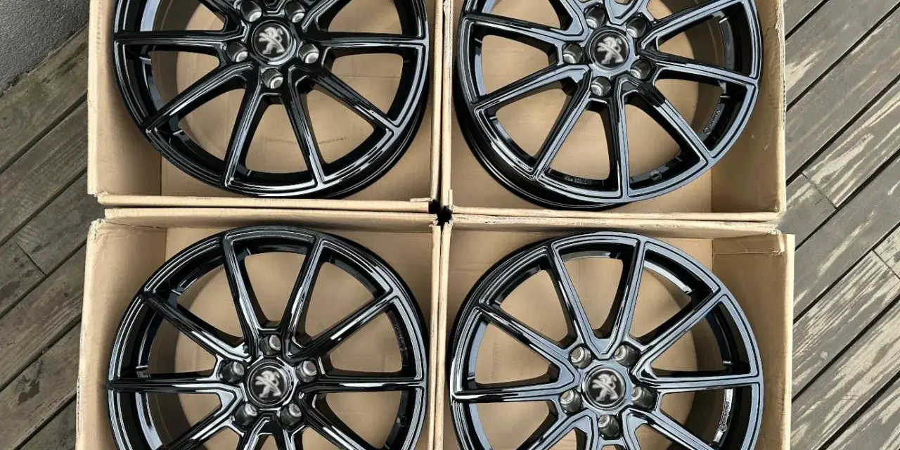 Cztery nowe, czarne felgi aluminiowe z logo Peugeot. Idealne, by odmienić wygląd Twojego Peugeot 3008.