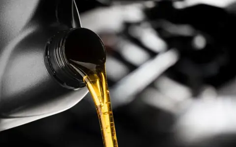 Motul 5W30: Jaki olej wybrać? Poradnik i porównanie