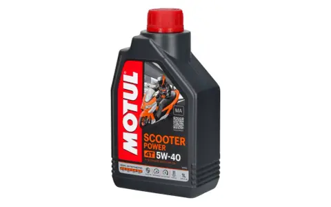 Czarna butelka oleju Motul Scooter Power 4T 5W-40 z czerwonym korkiem i grafiką skutera.