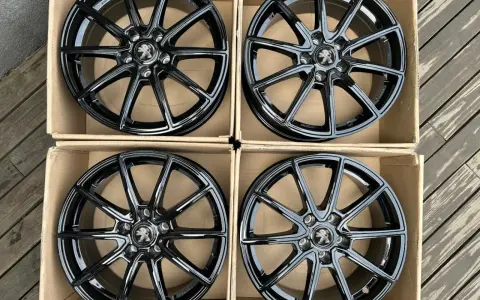 Cztery nowe, czarne felgi aluminiowe z logo Peugeot. Idealne, by odmienić wygląd Twojego Peugeot 3008.
