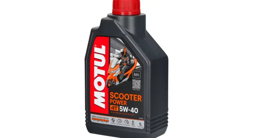Czarna butelka oleju Motul Scooter Power 4T 5W-40 z czerwonym korkiem i grafiką skutera.