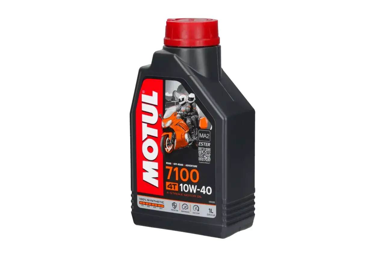 Czarny kanister z czerwonym korkiem, zawierający olej Motul 7100 10W-40 do motocykla. Etykieta z grafiką motocyklistów i pomarańczowym motocyklem.