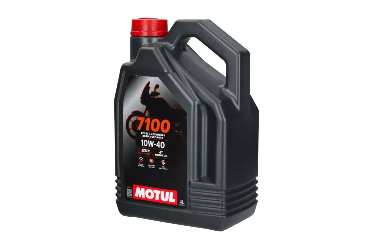 Czarny kanister z czerwonym korkiem, zawierający olej Motul 7100 10W-40 do motocykla. Idealny do sportu i off-roadu.